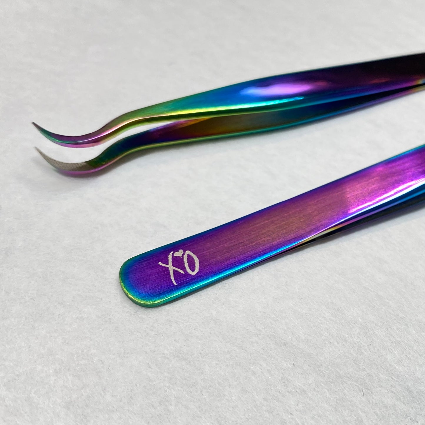 XO Iridescent Hook Tweezer 🌈