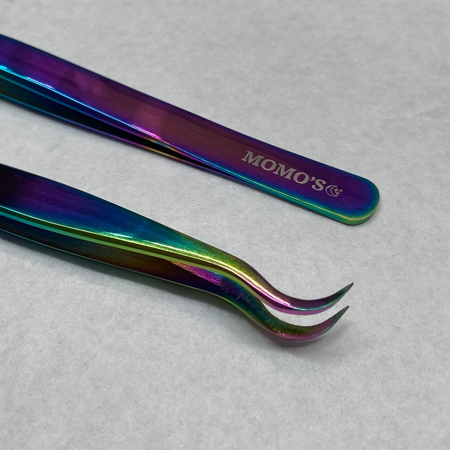 XO Iridescent Hook Tweezer 🌈